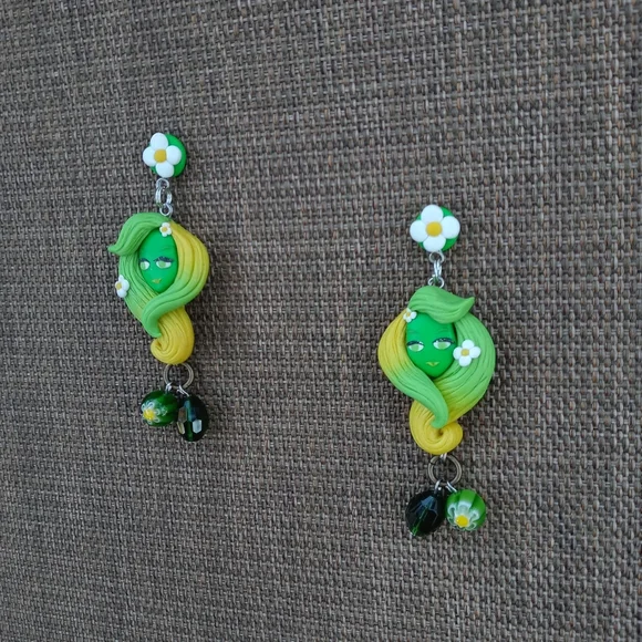🍀🍃 Nouveau Lady 🍋🧣 Earrings - Picture 2 of 4